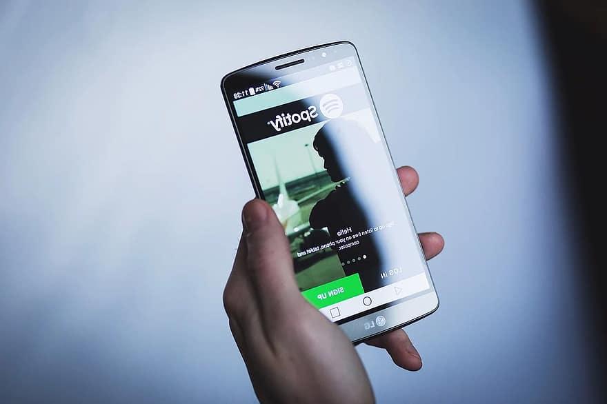 smartphone sur une appli de streaming musical